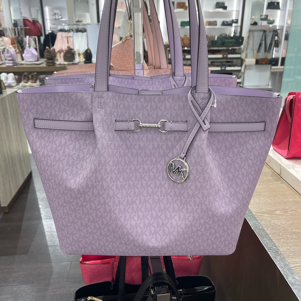 MICHAEL KORS Carson Large Signature Logo Shoulder Tote Bag
Light Quartz
NWT - Picture 13 of 16